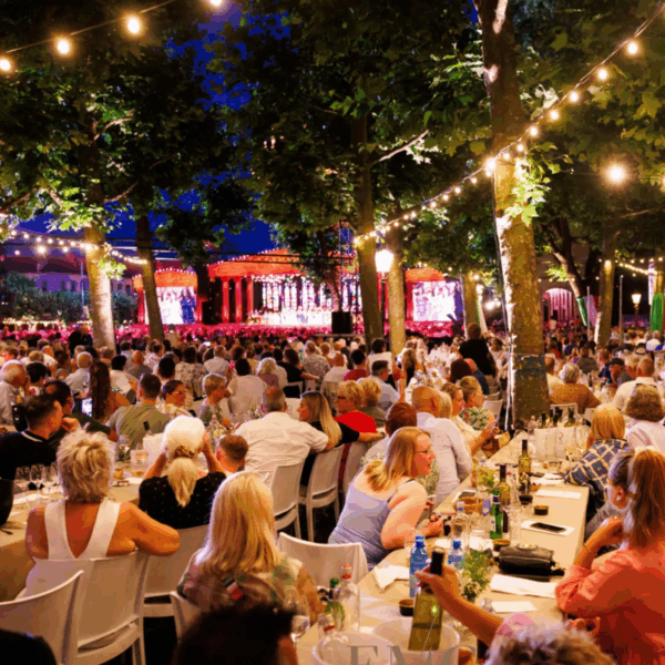 Concert van André Rieu vanaf het terras van de Sociëteit op het Vrijthof met verblijf in een Romantisch Kasteel in Lanaken