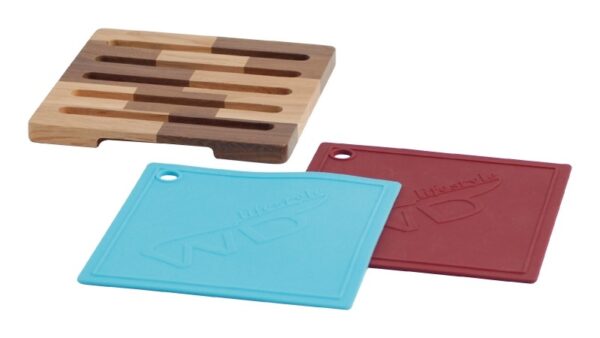Twee Pannenlappen + Houten Onderzetter